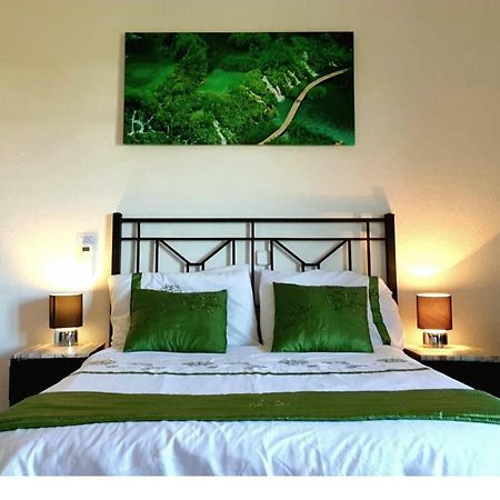 Mansion Alhamar - 2 Bedroom, Frontline Beach, Mountain Views, Full Size Pool, Tennis Courts, Close To Shops, On-Site Bar & Chiringuito Sitio de Calahonda Extérieur photo