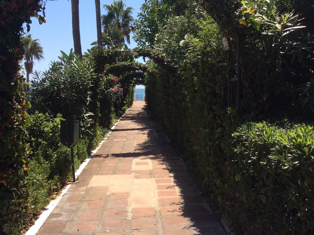 Mansion Alhamar - 2 Bedroom, Frontline Beach, Mountain Views, Full Size Pool, Tennis Courts, Close To Shops, On-Site Bar & Chiringuito Sitio de Calahonda Extérieur photo